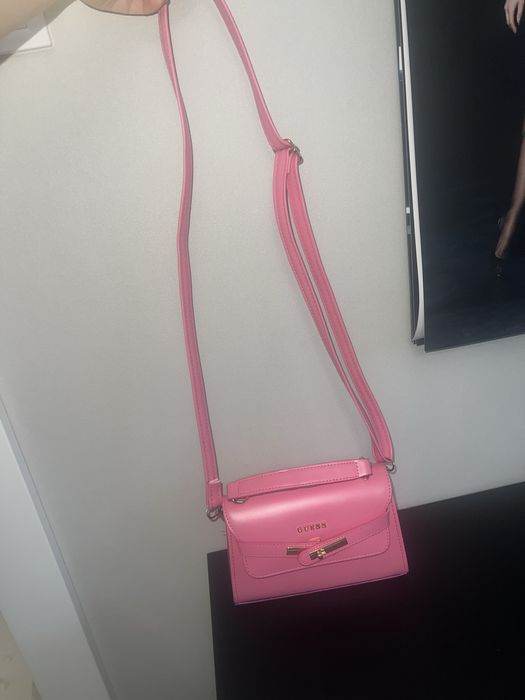 Бонбонено розова чанта Guess