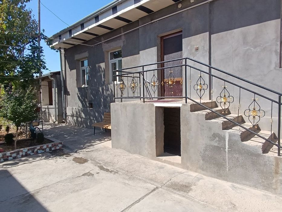 Уй сотилади 8 соток 10 хона Кибрай туманки Илгор махаллада ески Бирлик