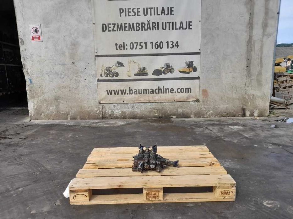 Distribuitor fata JCB 25/209900 / JC120064 buldoexcavator JCB 4CX