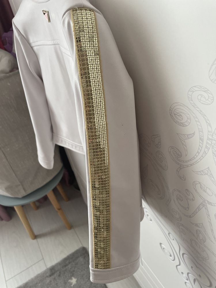 Продавам детско яке Guess 4
