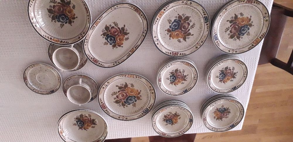 Serviciu de masa pentru 14 persoane din ceramica, rustic si frumos