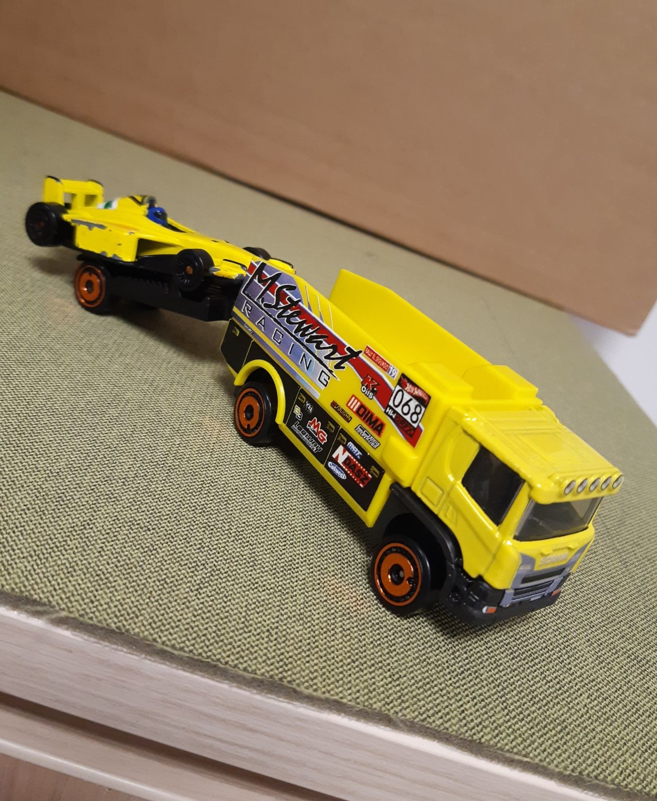 Macheta camion Scania+remorca+masinuta F 1-McDonalds-Hotwheels-jucarii