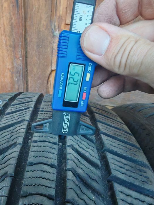 Vând anvelope iarna 225 40 18 continental winter contact  ts 870p