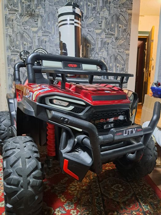 Продам детский автомобиль ,полный привод ,все работает ,двух местный