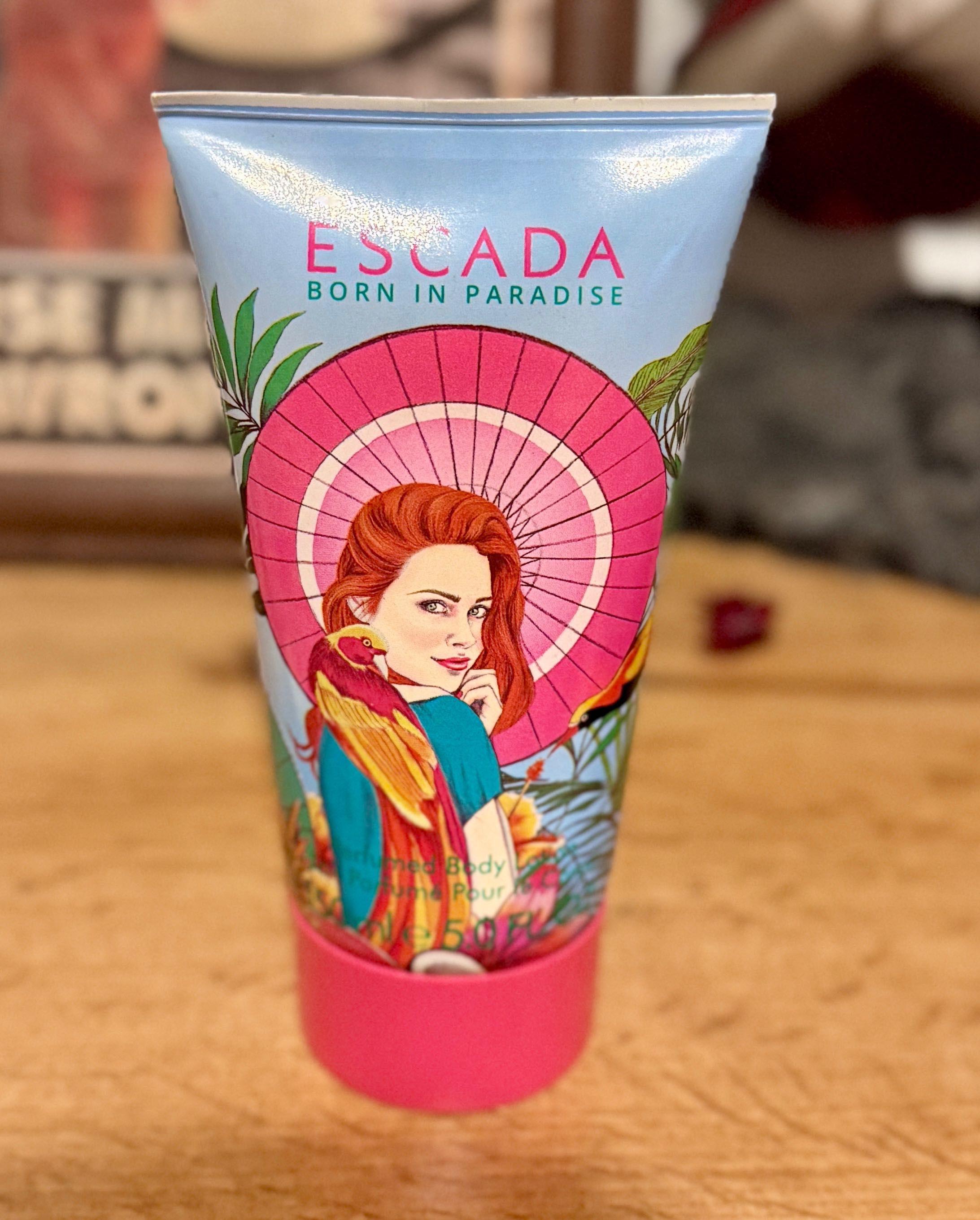 Парфюмен лосион за тяло Escada Born in Paradise.