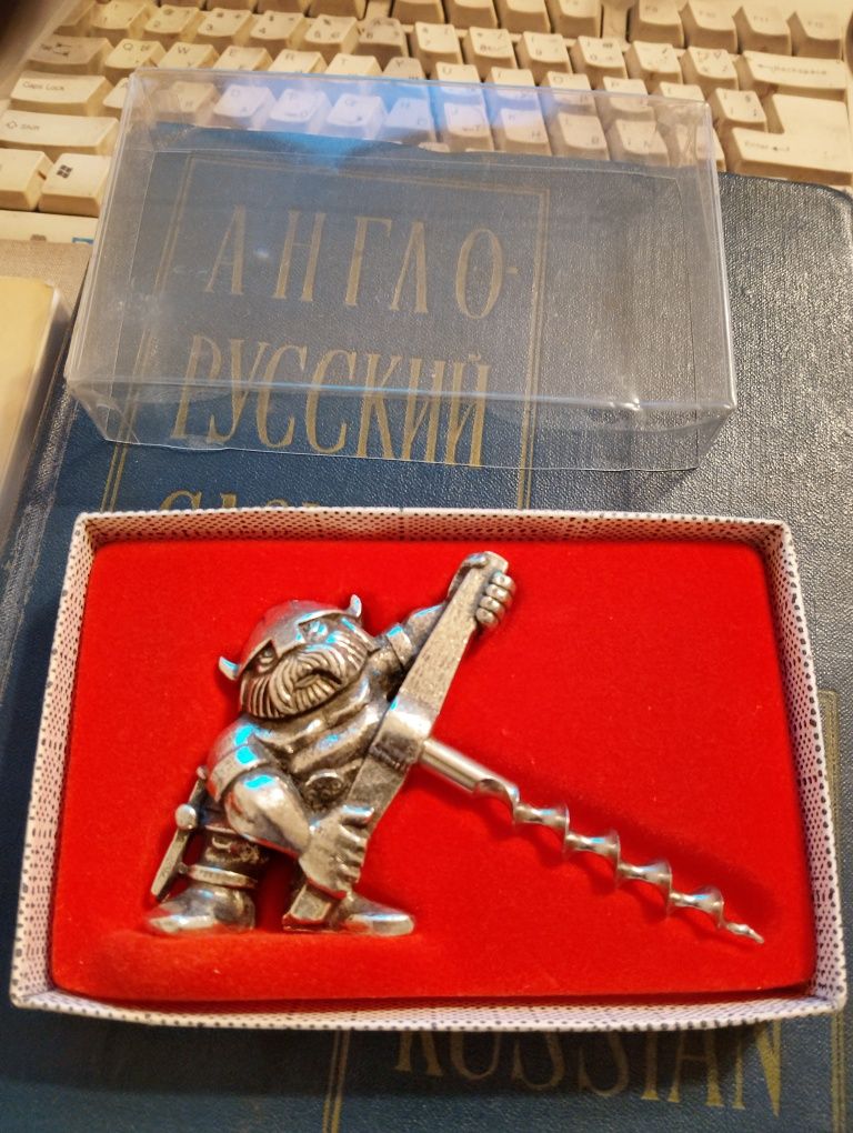 Масивен метален сувенир от Норвегия- викинг с отварачка за вино