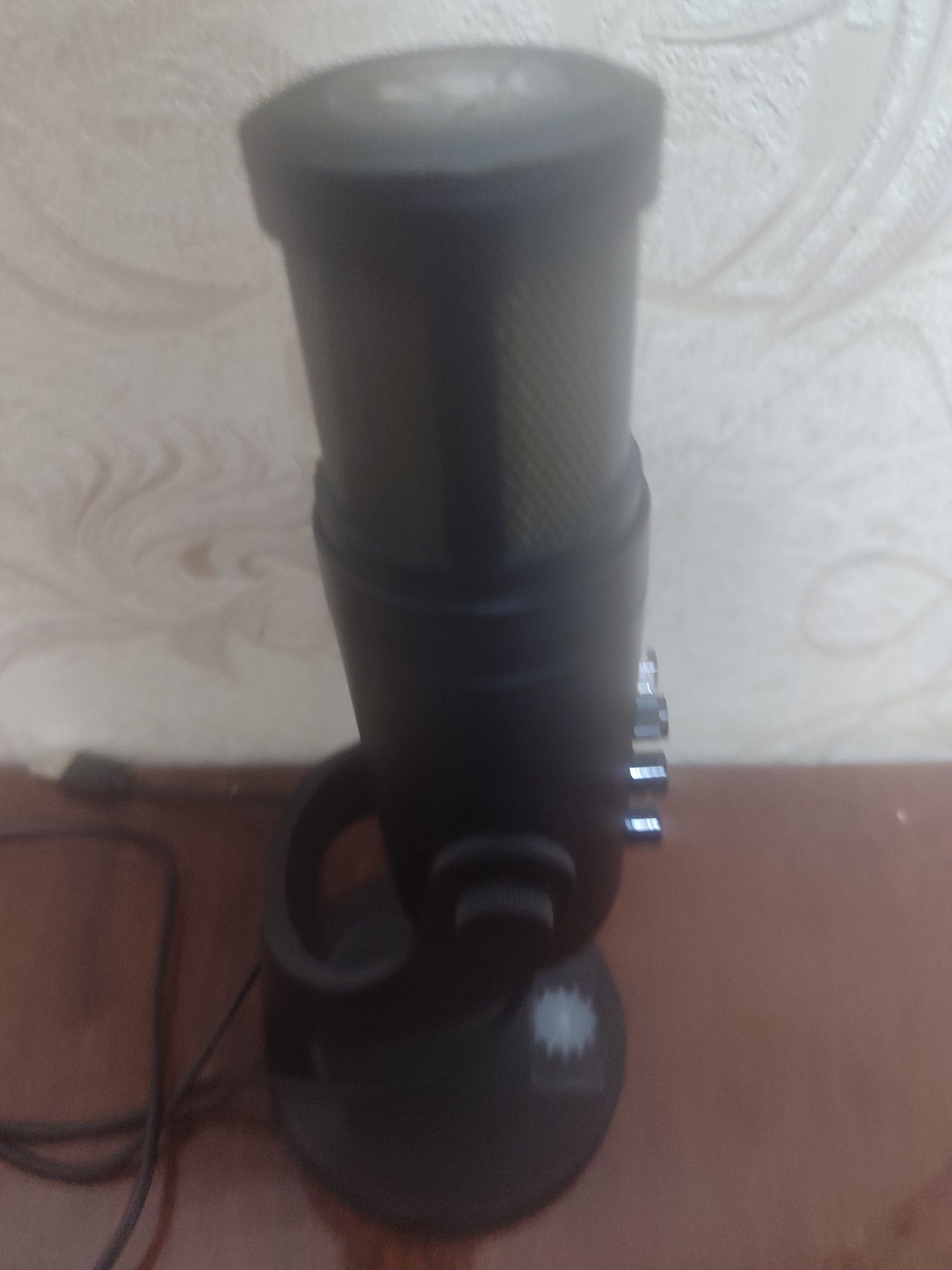 Микрофон студийной.