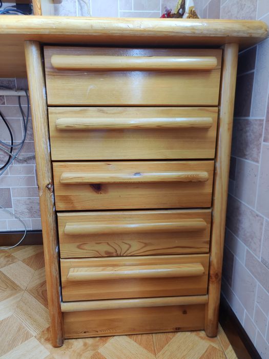 Деревянный письменный стол с двумя навесными ящиками