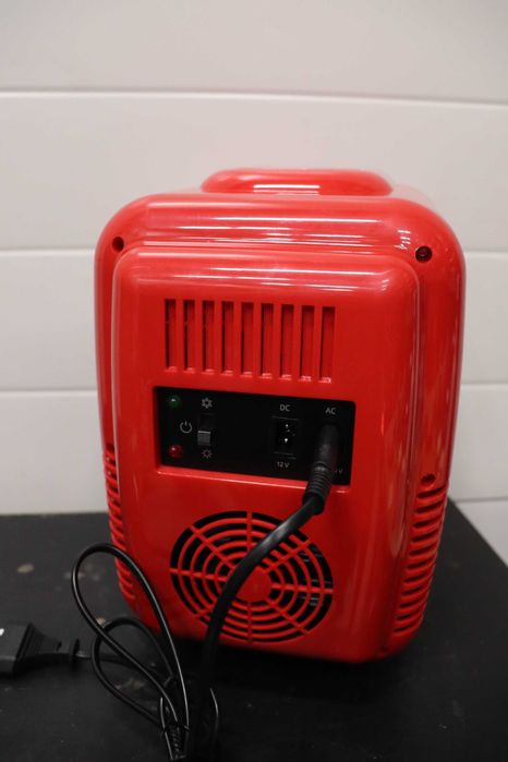 Мини хладилник Cecotec Bolero MiniCooling 4L, работа с 12V-220V
