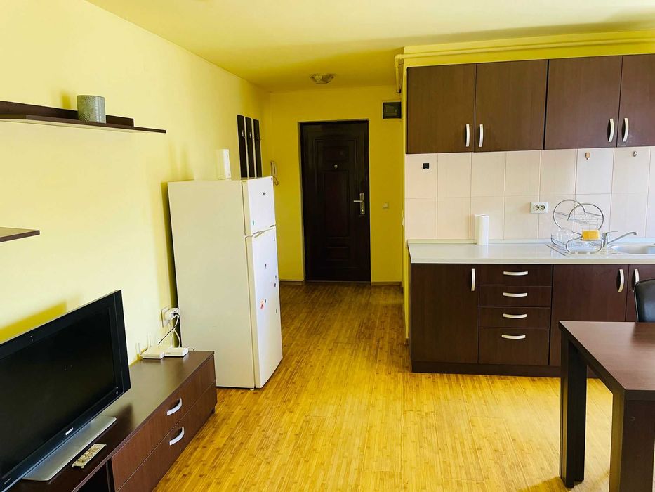 Vand ap 2 camere , zona Hipodrom.