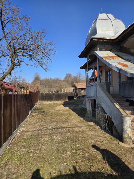 Casă tradițională de vânzare – cu prispă și teren generos de 680 m²