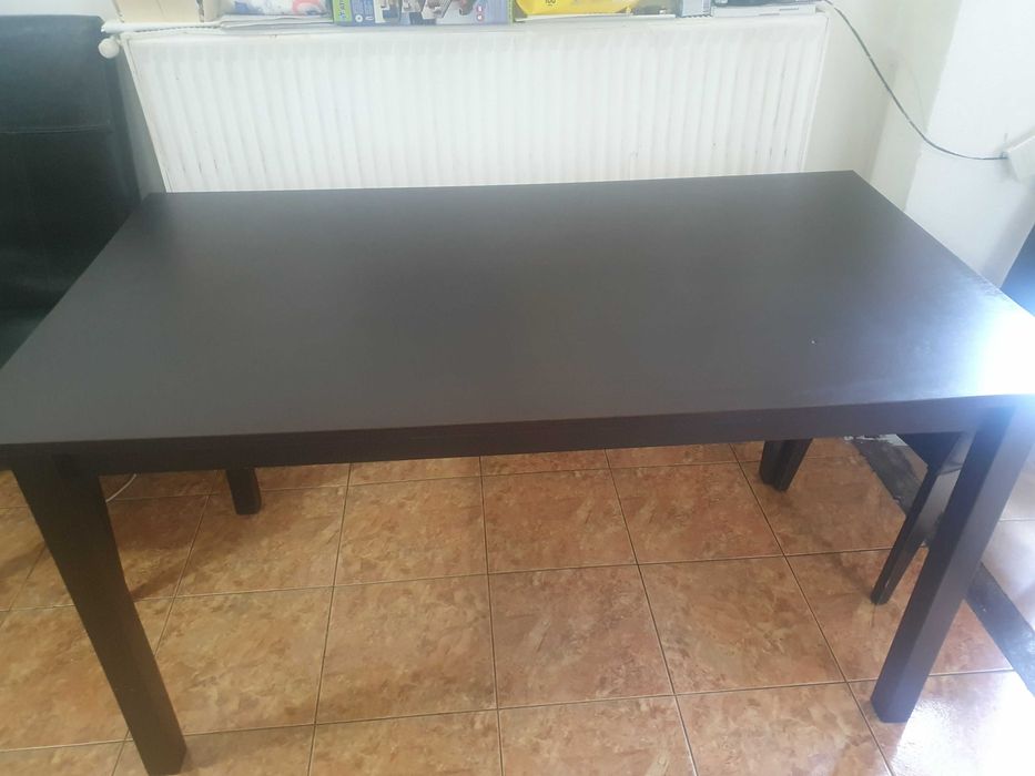 scaune piele naturala si mese lemn restaurant