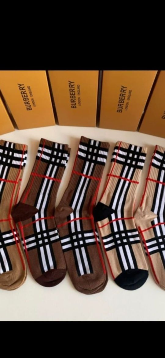 Șosete Burberry model 2025, prețul este ptr o pereche