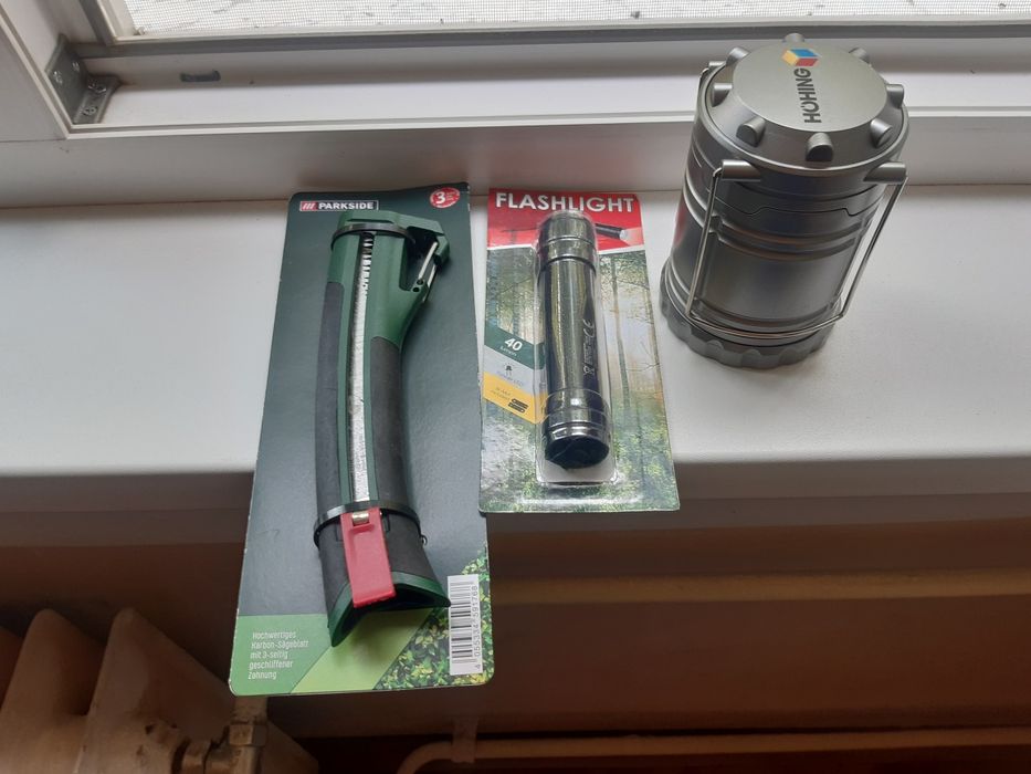 Два броя  фенери и трион  за рязане на  клони.