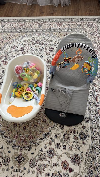 Продам детские вещи ванночка, шезлонг, иұрушки