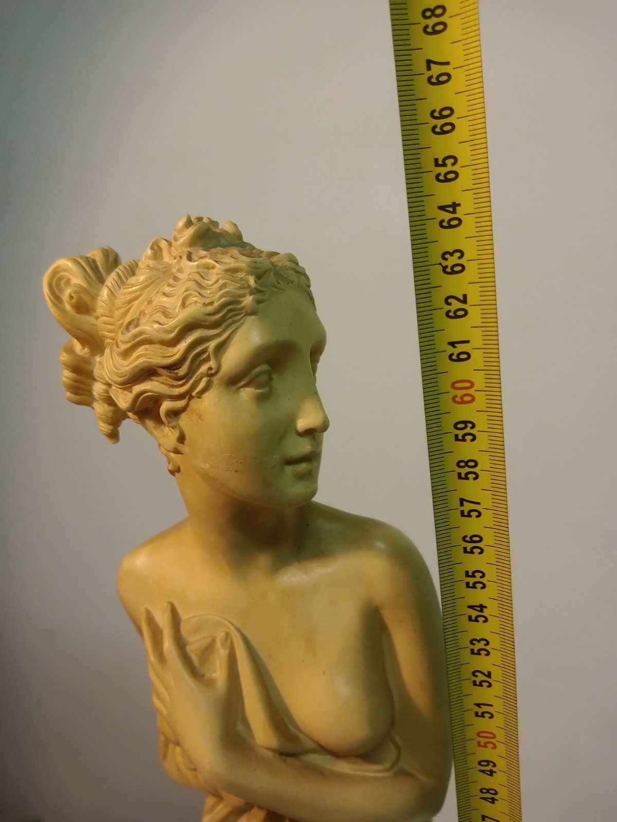 Огромна стара статуя на богинята Сафо от остров Лесбос