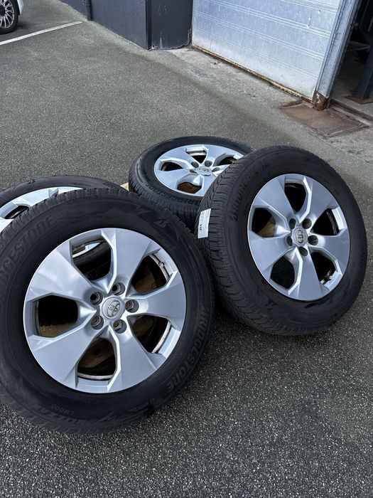 Оригинални джанти с зимни гуми Toyota Rav4 17