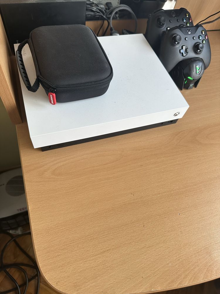 Xbox One X 3ТВ с игри и 2к монитор