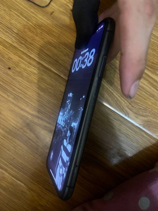 Iphone 11 sotiladi narx keliwamz srochma tel qlela kelwtrb beraman