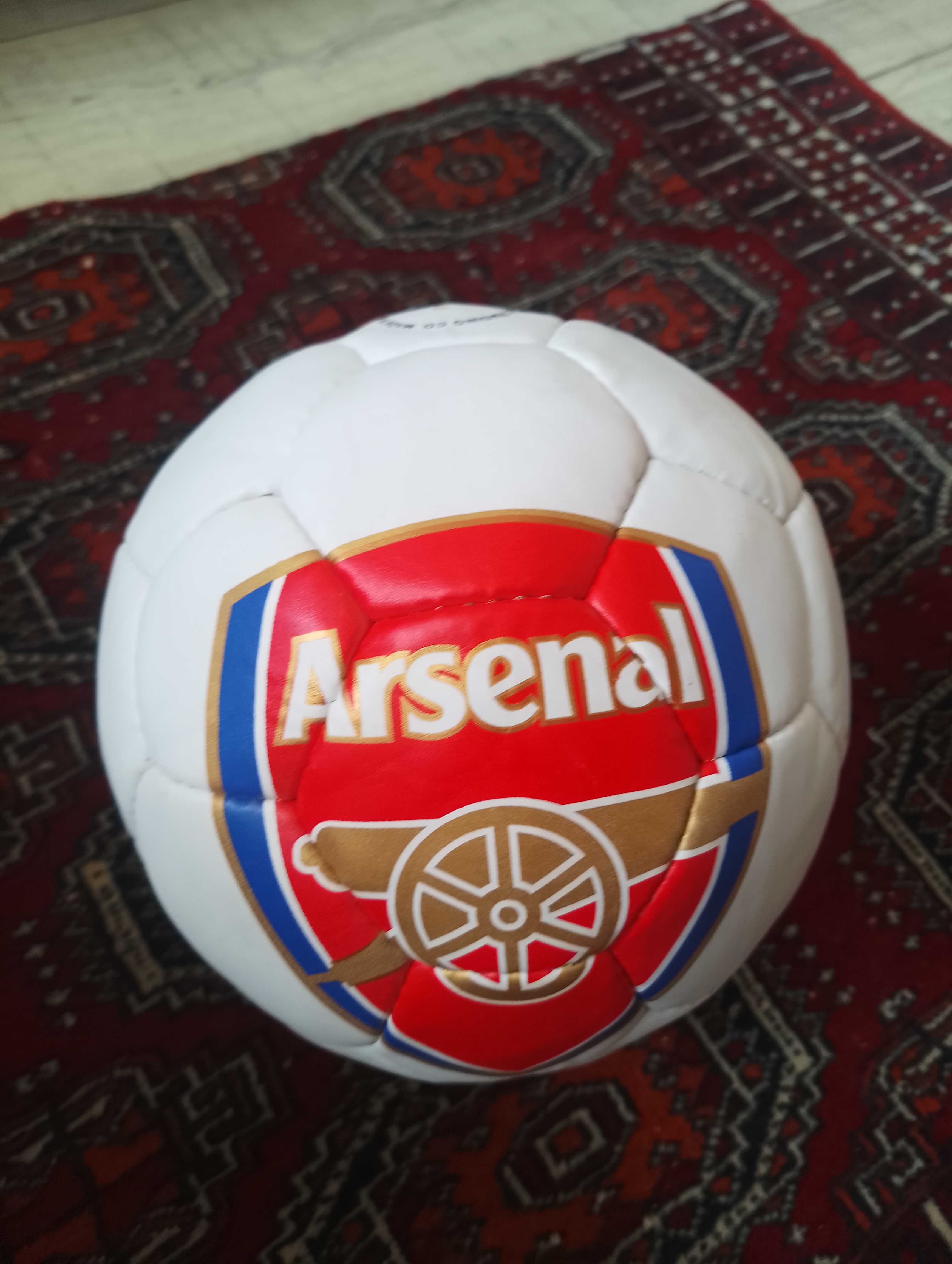 Футбольный мяч с надписью Arsenal