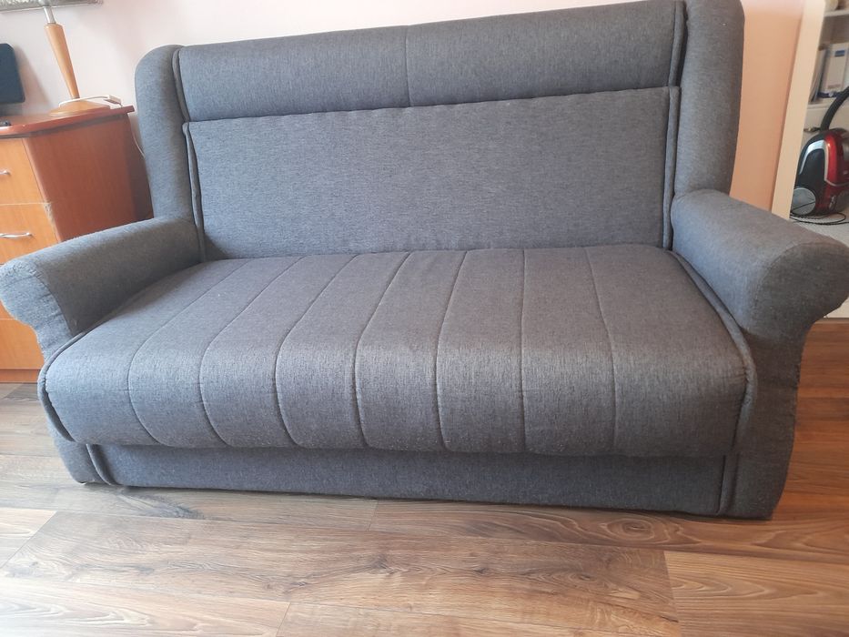 Canapea extensibilă cu saltea pe arcuri , in stare bună, culoare gri i