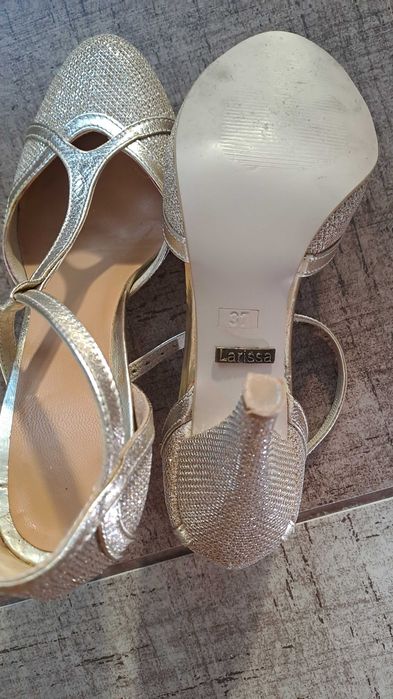 Vand pantofi eleganti pentru femei