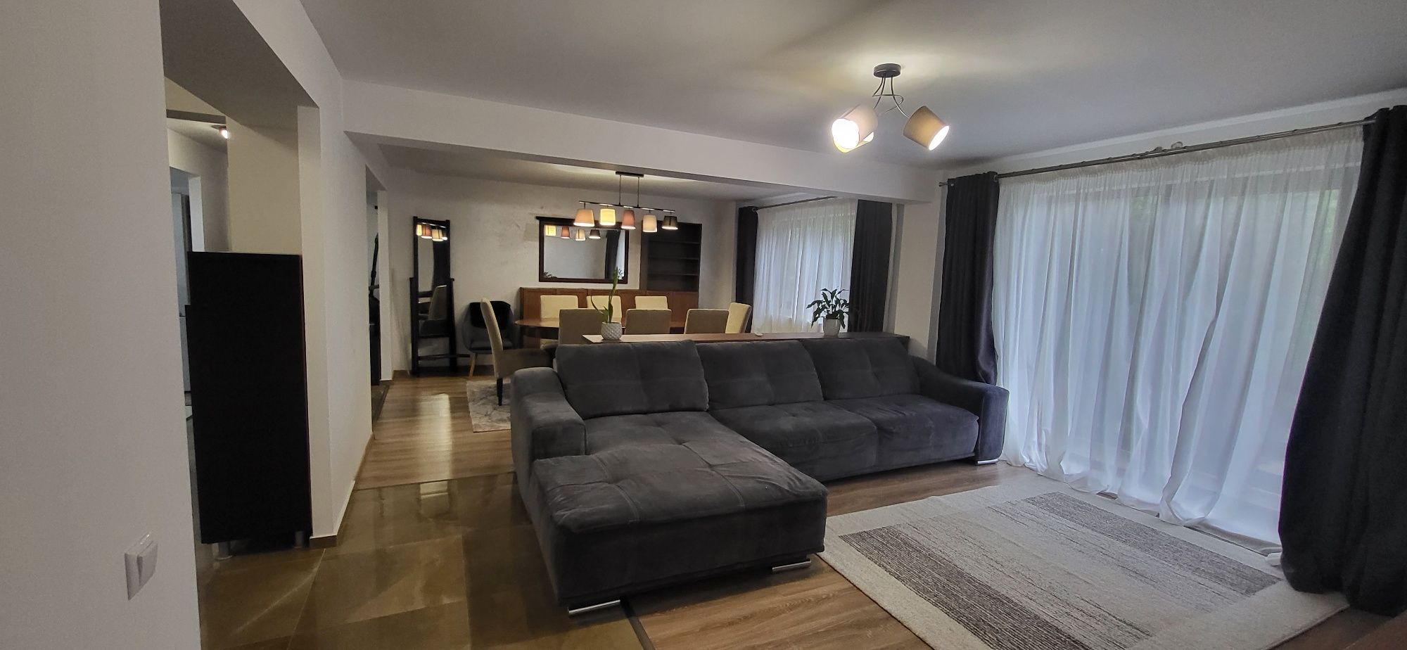 Vând apartament trei camere