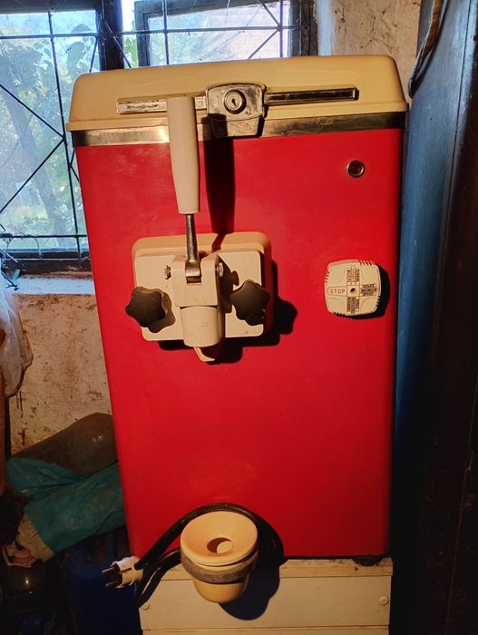 Mașina de înghețată la 220 volti.