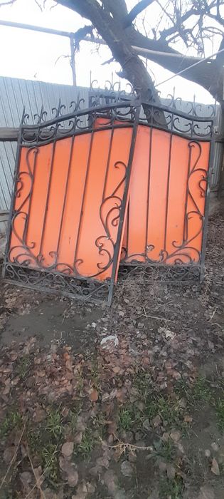 Ворота металлические. Кованый без калитки, стойки тоже отсутствуют. Бу