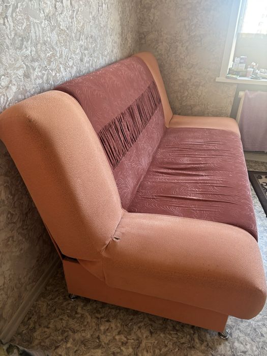 Диван - старый, остался в кв. от старых хозяев