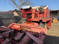 Combina Massey , tractor culegător de porumb