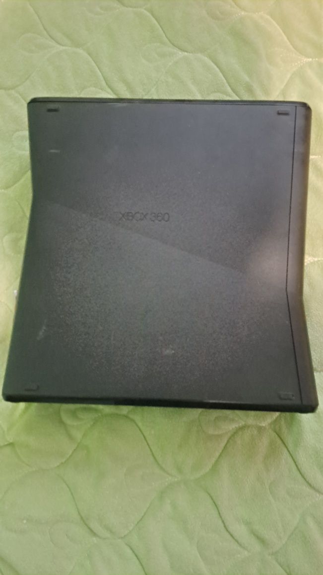 Vând xbox360 cu un joc și 3 controlere