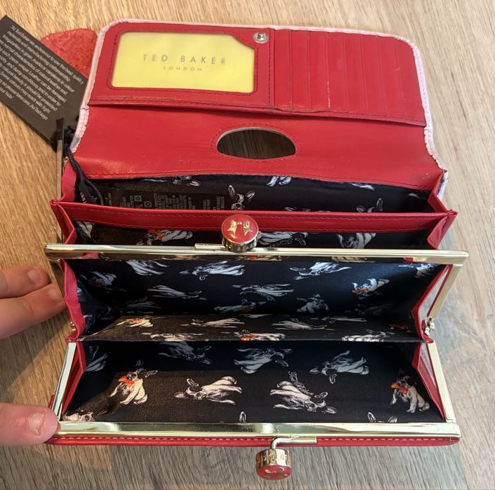 Дамско портмоне на Ted Baker London с етикети