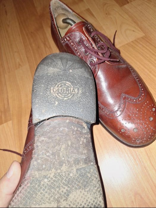 Pantofi din piele, Gloria