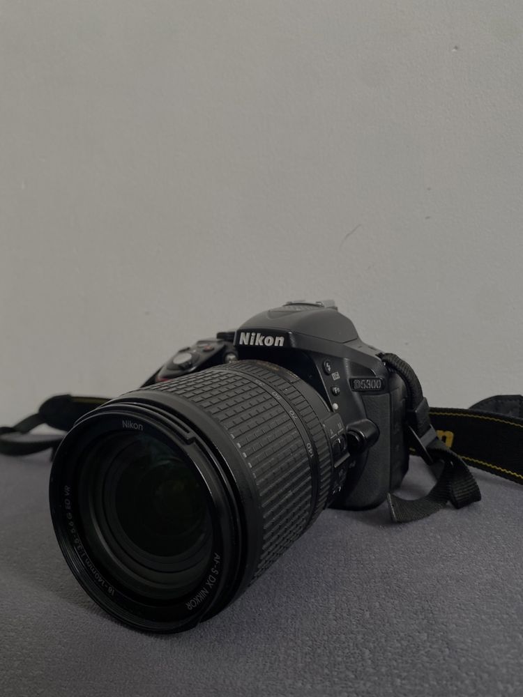 Nikon D5300комплект зарядка обьектив батарея флешка на 32 гб