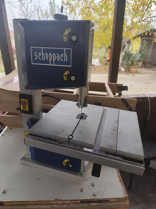 Fierăstrău cu bandă