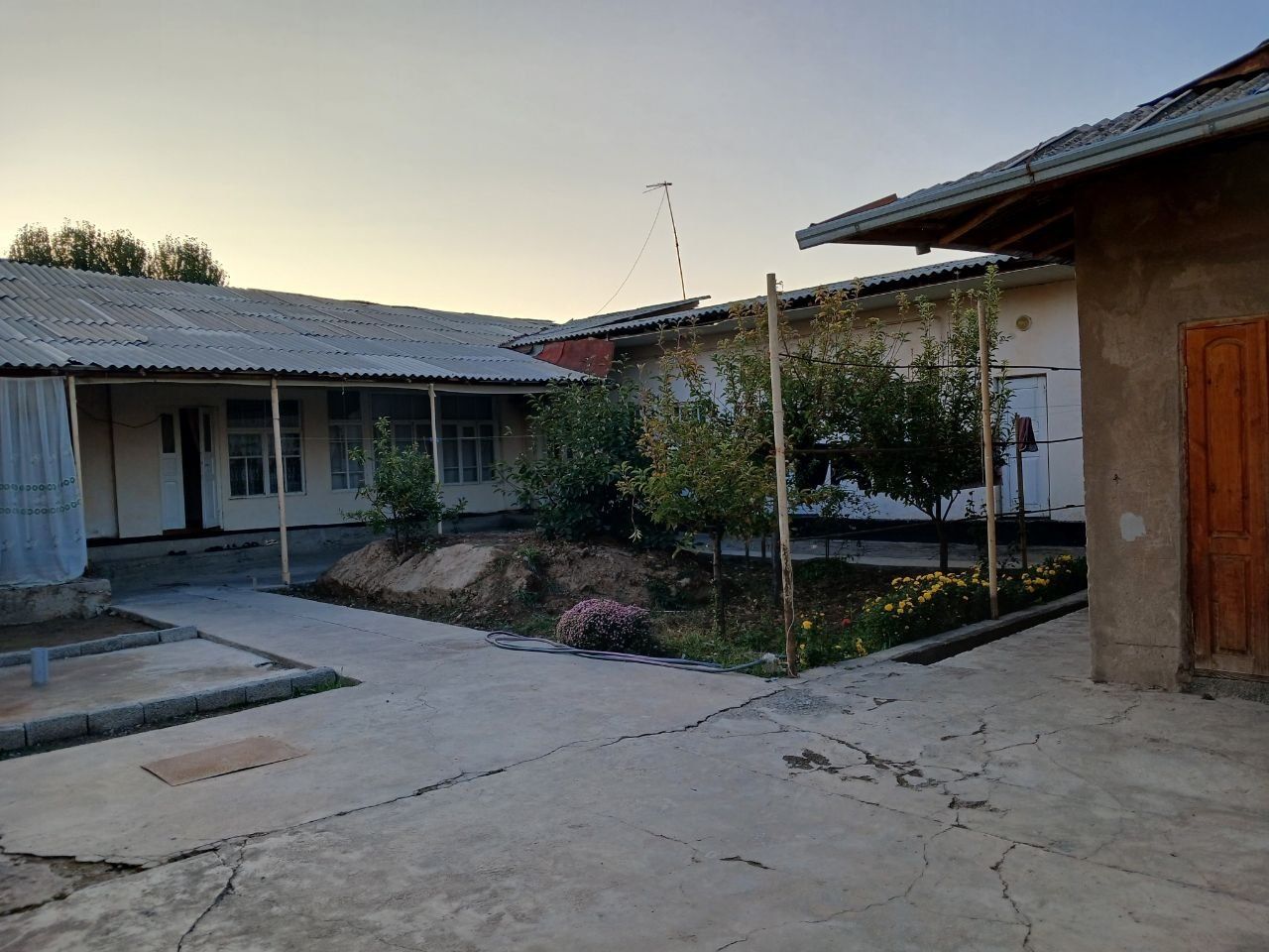 Hovli uy sotiladi