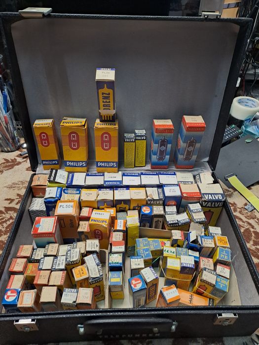 Куфар с  радиолампи .