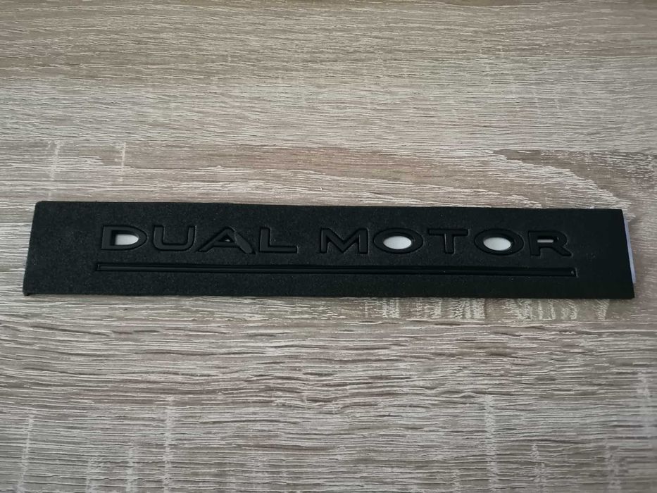 Tesla Dual Motor черен гланц надпис