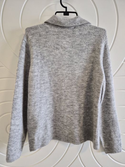 Сиво пуловерче с копчета като бижу