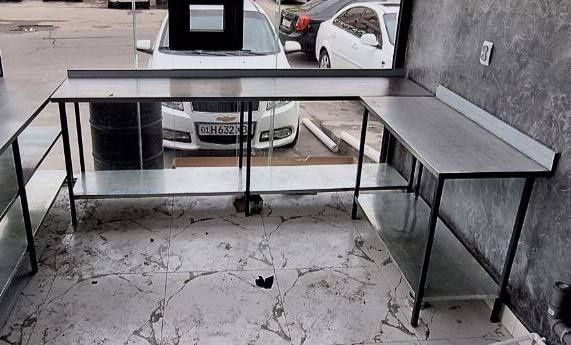 Стол сметаллическим каркасом