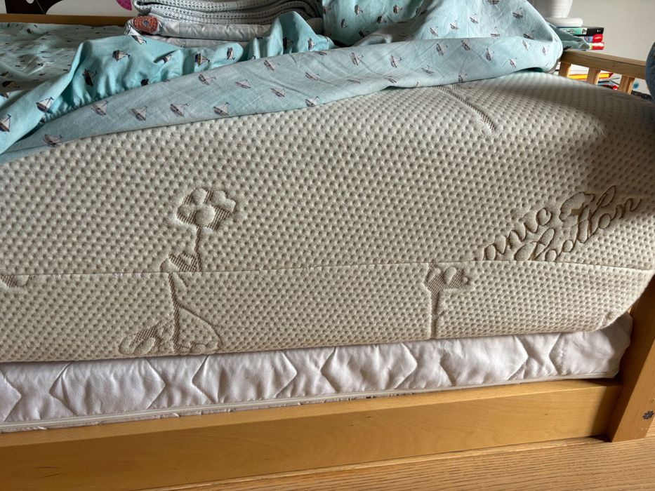 Pat din lemn stil casuta montessori