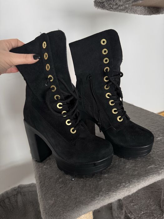 Ghete piele intoarsa superbe impecabile