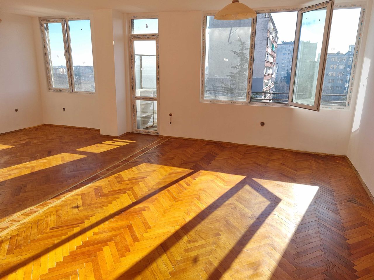 Продава се Тристаен апартамент в Стара Загора, Център - 80 кв.м за 1100 €/кв.м - Снимка #1