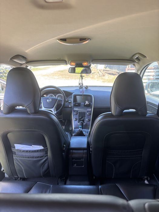 Volvo XC60 – An 2013, culoare gri metalizat