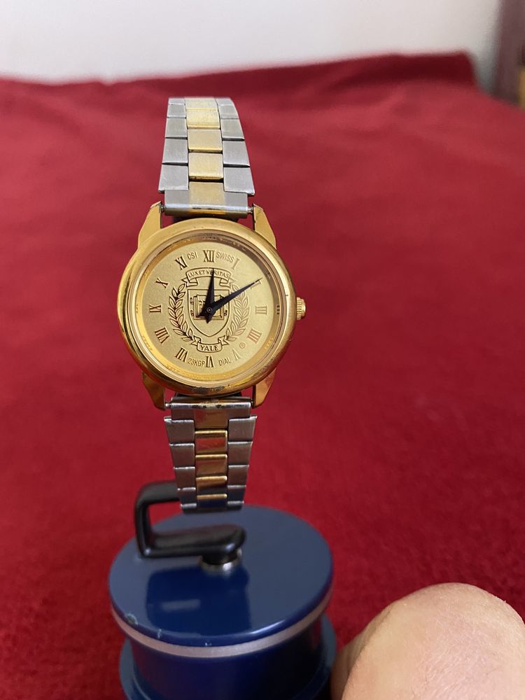 Дамски часовник със златно покритие