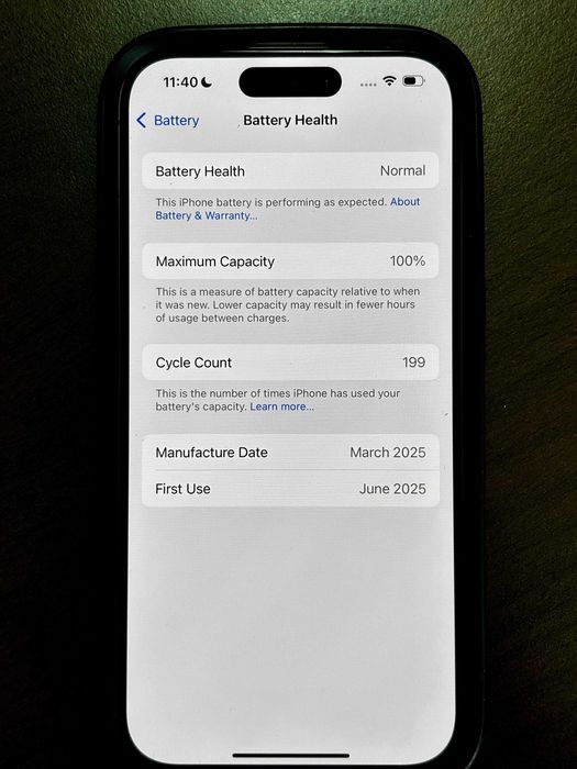 Vând iPhone 15 Pro Titanium, de 256gb, baterie 100%. Stare impecabilă.