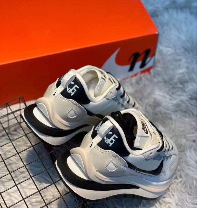 Нови дамски маратонки Sacai x Nike VaporWaffle Sesame and black