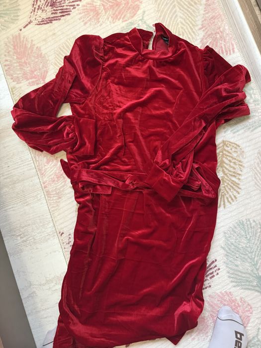 Продавам два коледни пуловера и две красиви рокли