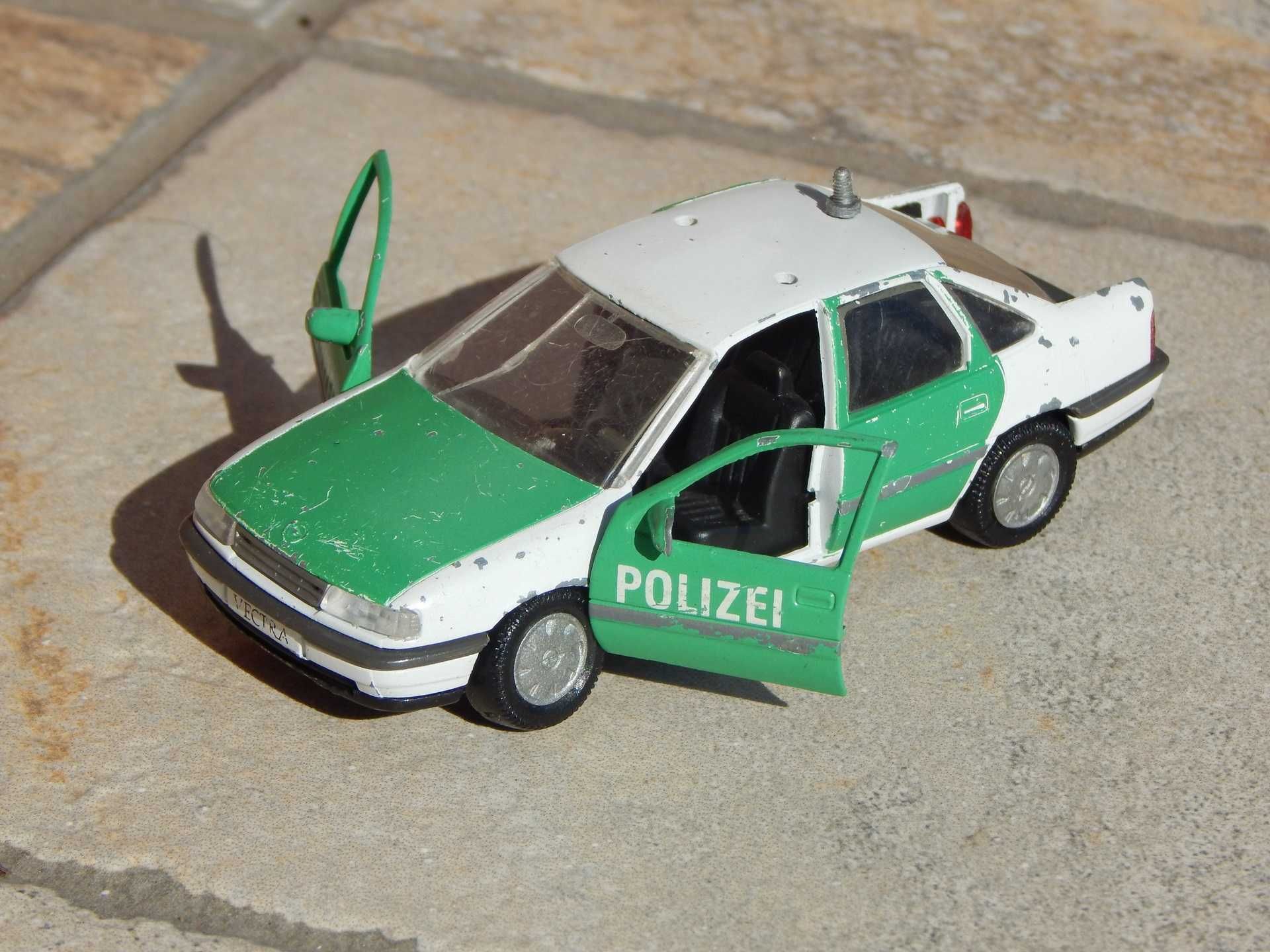 Macheta masina politie germana Opel Vectra A 1988 Gama 1:43 cu defecte